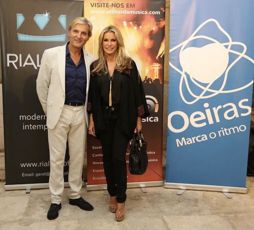 Dois convidados junto aos painéis da Rialesa Produções, do Atelier da Música e de Oeiras