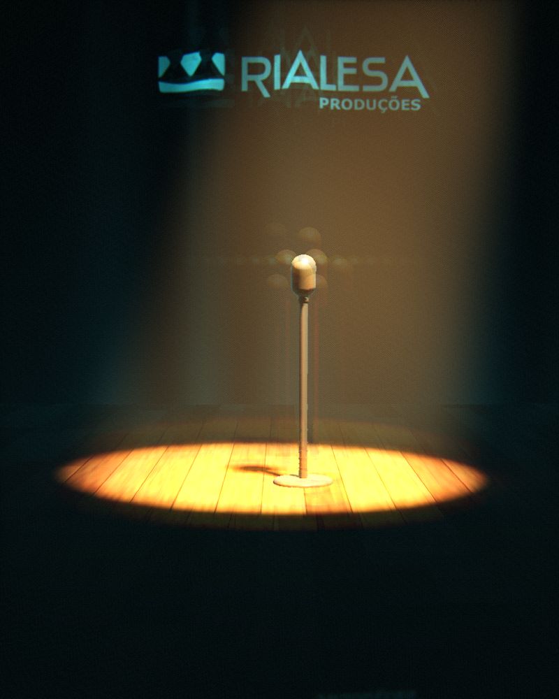 Palco com o logótipo da Rialesa Produções projetado na cortina e um microfone sob um foco de luz